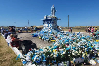 Com direito a caminhada e carreata, Iemanjá reúne fiéis na praia do Cassino, em Rio Grande.<!-- NICAID(15004987) -->
