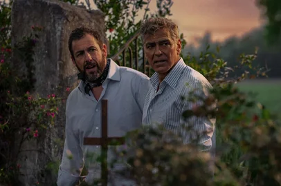 Peter Mountain/Netflix / Divulgação Jay Kelly. (L-R) Adam Sandler as Ron Sukenick and George Clooney as Jay Kelly in Jay Kelly. Cr. Peter Mountain/Netflix © 2025.<!-- NICAID(16173003) -->