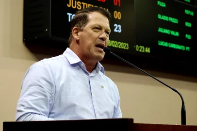 Em mais um de seus infelizes pronunciamentos na tribuna da Câmara de Vereadores de Caxias do Sul, o vereador Sandro Fantinel (Patriota) chamou ontem de “exagerados e midiáticos” os acontecimentos relacionados ao resgate de pessoas em situação análoga à escravidão, em Bento Gonçalves.Fantinel (foto) recomendou aos produtores da região que deixem de contratar “aquela gente lá de cima”, em referência aos safristas baianos, e deem preferência a argentinos, que seriam “limpos, trabalhadores, corretos, cumprem horário e mantêm a casa limpa”.– Em nenhum lugar do Estado na agricultura teve problema com os argentinos. Agora, com os baianos, que a única cultura que têm é viver na praia tocando tambor, era normal que fosse ter esse tipo de problema - disse Fantinel, em tom xenofóbico.<!-- NICAID(15362495) -->