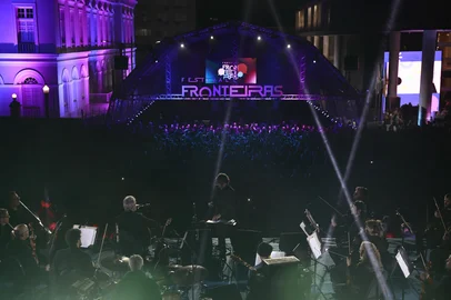FESTIVAL FRONTEIRASPORTO ALEGRE-05-2026: Vitor Ramil, com a Orquestra da Ulbra, faz o show de encerramento do Festival Fronteiras 2026, na praça da matriz, centro de Porto Alegre.<!-- NICAID(16286902) -->