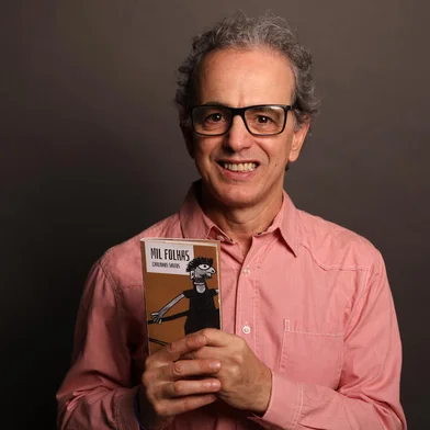 Jornalista Carlinhos Santos lança o livro Mil FolhasSessão de autógrafos e bate-papo será no Zarabatana Café dia 22Na próxima sexta-feira (22), às 18h, o jornalista Carlinhos Santos lança o livro Mil Folhas no Zarabatana Café. Contemplada pelo edital de 2022 do Financiarte, a publicação reúne textos curtos originalmente publicados na Coluna 3por4 do Jornal Pioneiro, e outras escritas inéditas em prosa. O livro também tem desenhos da artista Vivi Pasqual. O projeto gráfico é do designer Marco Verdi. Após a sessão de autógrafos, às 20h, ocorre um bate-papo reunindo o autor, a escritora Alessandra Rech e o poeta Marco de Menezes, com mediação do jornalista e escritor Marcelo Mugnol, titular da Coluna 3por4.<!-- NICAID(15543843) -->