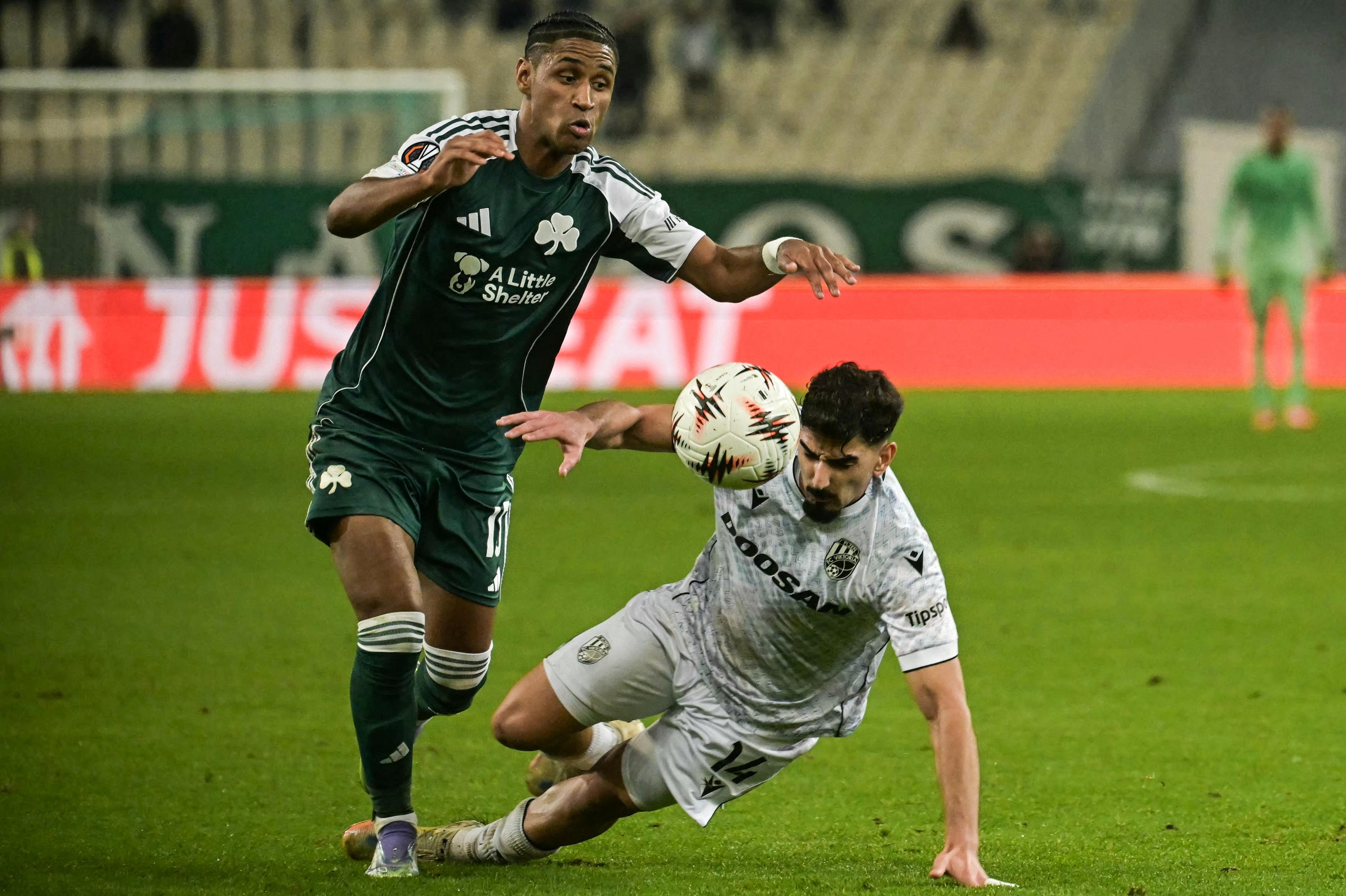 Em busca de camisa 10, Gr&ecirc;mio sonda jogador formado na base