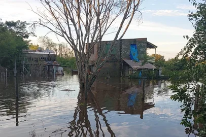 Rio Ibirapuitã segue em elevação e mais pessoas são retiradas de casa em São Borja, na Fronteira Oeste<!-- NICAID(16049787) -->
