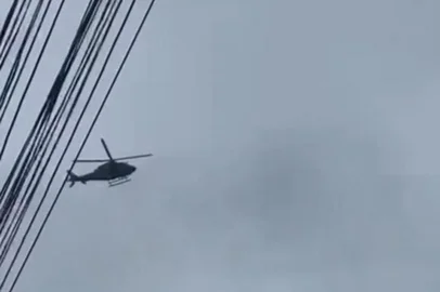 Copiloto de helicóptero da Polícia Civil no RJ levou tiro na cabeça durante operação na Vila Aliança, zona oeste.<!-- NICAID(15999669) -->