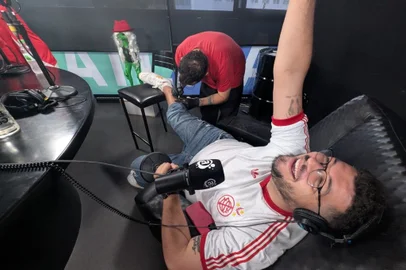 Raphael Gomes tatuou Abel Braga na perna