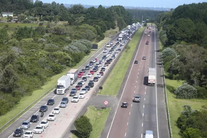 Freeway, RS, Brasil, 05/01/2025 - Trânsito de retorno do litoral e operação de patrulhamento da polícia rodoviária federal a bordo de aeronave. - Foto: Jonathan Heckler/Agência RBS<!-- NICAID(15947619) -->