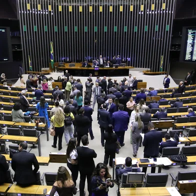 A Câmara dos Deputados aprovou, nesta terça-feira (19), o requerimento de urgência do projeto que prevê a proteção de crianças e adolescentes nas redes sociais. Agora, a proposta vai direto para votação no plenário, e não precisa passar por comissões. A expectativa é que esteja na pauta da Casa nesta quarta-feira (20).<!-- NICAID(16105481) -->