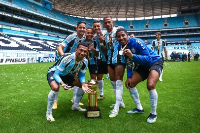 RS - FUTEBOL/RECOPA GAUCHA 2021 /GREMIO X SANTA CRUZ - ESPORTES - Lance da partida entre Gremio e Santa Cruz disputada na manha deste domingo, na Arena do Gremio, valida pela Recopa Gaucha 2021. FOTO: LUCAS UEBEL/GREMIO FBPA<!-- NICAID(14803707) -->