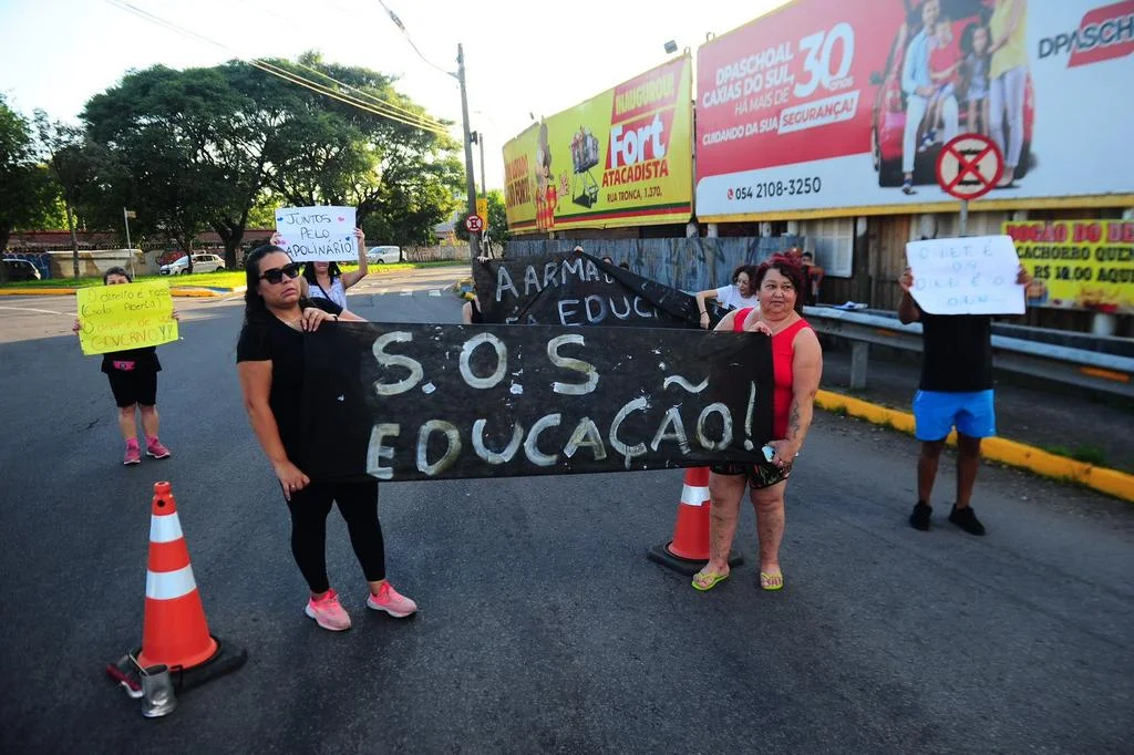 Pais e alunos protestam por retorno de funcionamento da Escola ...