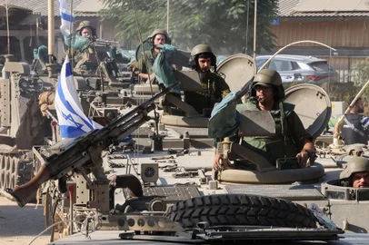 Israeli soldiers are positioned outside kibbutz Beeri near the border with the Gaza Strip on October 17, 2023, in the aftermath of an October 7 attack by Palestinian militants. US President Joe Biden will visit Israel on October 18 in a show of "ironclad" support as Washington tries to prevent the escalating war against Hamas in Gaza from spilling over into a wider Middle East conflict. (Photo by JACK GUEZ / AFP) / The erroneous DATE appearing in the metadata of this photo by JACK GUEZ has been modified in AFP systems in the following manner: [October 17] instead of [October 15]. Please immediately remove the erroneous mention[s] from all your online services and delete it (them) from your servers. If you have been authorized by AFP to distribute it (them) to third parties, please ensure that the same actions are carried out by them. Failure to promptly comply with these instructions will entail liability on your part for any continued or post notification usage. Therefore we thank you very much for all your attention and prompt action. We are sorry for the inconvenience this notification may cause and remain at your disposal for any further information you may require.Editoria: WARLocal: Kibbutz BeeriIndexador: JACK GUEZSecao: armed conflictFonte: AFPFotógrafo: STF<!-- NICAID(15570936) -->