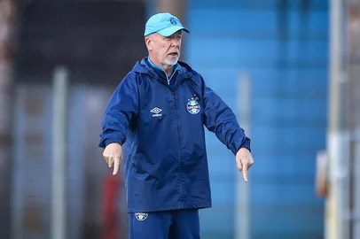 RS - FUTEBOL/ TREINO GREMIO 2025 - ESPORTES - Jogadores do Gremio realizam treino tÃ©cnico durante a tarde desta sexta-feira, no CT Luiz Carvalho, na preparaÃ§Ã£o para a partida valida pelo Campeonato Brasileiro 2025. Na foto, Mano Menezes. FOTO: LUCAS UEBEL/GREMIO FBPA<!-- NICAID(16107990) -->