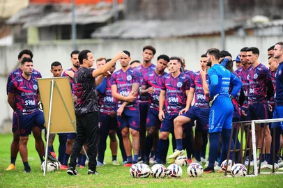 CAXIAS DO SUL, RS, BRASIL, 24/04/2025. Primeiro treino do novo técnico do Caxias, Júnior Rocha,  no CT Baixada Rubra Vanderlei Bersaghi. A SER Caxias está disputando a série C do Campeonato Brasileiro 2025. (Porthus Junior/Agência RBS)<!-- NICAID(16023729) -->