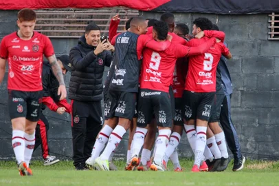 Jogadores do Brasil-Pel celebram vitória sobre o ville<!-- NICAID(16055282) -->