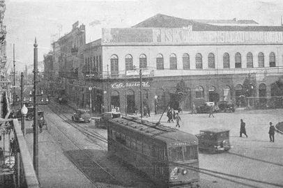 Foto da esquina das ruas Sete de Setembro e Uruguai em 1931<!-- NICAID(15378314) -->