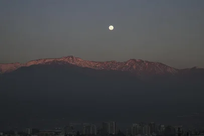 View of the smog over the city of Santiago on August 3, 2023. (Photo by MARTIN BERNETTI / AFP)Editoria: ENVLocal: SantiagoIndexador: MARTIN BERNETTISecao: environmental pollutionFonte: AFPFotógrafo: STF<!-- NICAID(15503101) -->