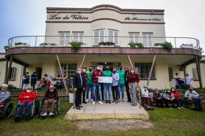 Atletas do Caxias e do Juventude promoveram, nesta quarta-feira (14), a entrega simbólica do valor arrecadado no Ca-Ju Solidário<!-- NICAID(14834313) -->
