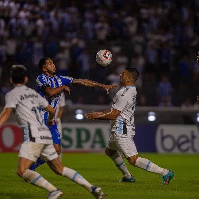 BRASILEIRO B 2022, CSA X GREMIOAL - BRASILEIRO B 2022, CSA X GREMIO - ESPORTES - BRASILEIRO B 2022, CSA X GREMIO - jogador do CSA disputa lance com jogador do Grêmio durante partida no estádio Rei Pele pelo campeonato Brasileiro B 2022. 23/06/2022 - Foto: FRANCISCO CEDRIM/AGIF - AGÊNCIA DE FOTOGRAFIA/AGIF - AGÊNCIA DE FOTOGRAFIA/ESTADÃO CONTEÚDOEditoria: ESPORTESLocal: MACEIÓIndexador: FRANCISCO CEDRIMFotógrafo: AGIF - AGÊNCIA DE FOTOGRAFIA<!-- NICAID(15131324) -->