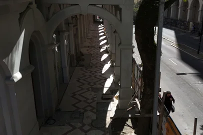 PORTO ALEGRE, RS, BRASIL, 12-09-2025: Faltando três meses para a nova previsão de entrega, seguem em andamento as obras de revitalização do viaduto Otávio Rocha, iniciado em novembro de 2022. O projeto, que deveria ter sido concluído em maio deste ano, agora tem dezembro como prazo final estipulado pela prefeitura. Foto: Jefferson Botega/Agência RBS<!-- NICAID(16122705) -->