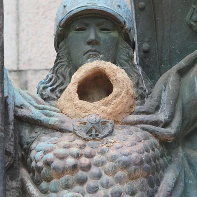 PORTO ALEGRE,RS,BRASIL.2023,03,04.João de Barro, contrói sua casa em estátua junto ao monumento ao expedicionário.(RONALDO BERNARDI/AGENCIA RBS).<!-- NICAID(15366292) -->
