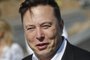 (FILES) In this file photo taken on September 03, 2020 Tesla CEO Elon Musk talks to media as he arrives to visit the construction site of the future US electric car giant Tesla, in Gruenheide near Berlin. - Tesla's third-quarter profits more than quadrupled as the electric auto leader notched sharply higher sales in North America and China, the company said Wednesday. (Photo by Odd ANDERSEN / AFP)Editoria: FINLocal: GrünheideIndexador: ODD ANDERSENSecao: earningsFonte: AFPFotógrafo: STF<!-- NICAID(14925605) -->