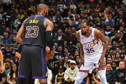 LOS ANGELES, CA - DECEMBER 5: Kevin Durant #35 of the Phoenix Suns plays defense against LeBron James #23 of the Los Angeles Lakers during the game during the quarterfinals of the In-Season Tournament on December 5, 2023 at Crypto.Com Arena in Los Angeles, California. NOTE TO USER: User expressly acknowledges and agrees that, by downloading and/or using this Photograph, user is consenting to the terms and conditions of the Getty Images License Agreement. Mandatory Copyright Notice: Copyright 2023 NBAE   Andrew D. Bernstein/NBAE via Getty Images/AFP (Photo by ANDREW D. BERNSTEIN / NBAE / Getty Images / Getty Images via AFP)<!-- NICAID(15617759) -->