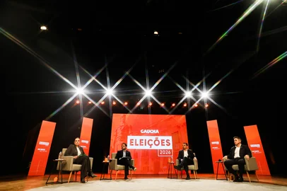 PORTO ALEGRE, RS, BRASIL, 06-08-2026: Debate com os principais candidatos ao governo do Rio Grande do Sul promovido pela Rádio Gaúcha no Teatro da Pucrs. Participam Gabriel Souza (MDB), Juliana Brizola (PDT), Luciano Zucco (PL) e Marcelo Maranata (PSDB). Evento dá início à cobertura oficial do pleito estadual de 2026. Foto: Renan Mattos/ Grupo RBS<!-- NICAID(16341181) -->