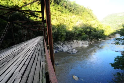 CAXIAS DO SUL, RS, BRASIL,L 10/06/2021. Reportagem do Pioneiro foi ver qual a expectativa dos moradores de Vila Oliva e Fazenda Souza com o a construção do novo aeroporto de Caxias do Sul. VILA OLIVA, Ponte Major José Nicoletti (Ponte do Raposo) na estrada dá acesso a Gramado. (Porthus Junior/Agência RBS)<!-- NICAID(14806689) -->