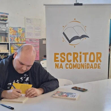A Secretaria Municipal da Cultura (SMC), por meio da Diretoria do Livro, Literatura e Leitura e do Programa Permanente de Estímulo à Leitura, promove mais uma edição do projeto Escritor na Comunidade, com dez encontros entre autores e leitores em instituições da cidade. A proposta do projeto é contribuir para a democratização do acesso à leitura, fomentando o mercado editorial do município e a formação de novos leitores sob uma ótica de inclusão e formação cultural, tornando-se parte do processo de cidadania.<!-- NICAID(15984633) -->