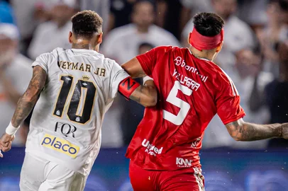 Neymar e Villagra disputam bola em Santos x Inter, na Vila Belmiro, pela 7ª rodada do Brasileirão.<!-- NICAID(16248894) -->