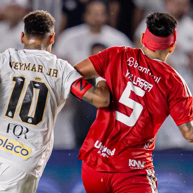 Neymar e Villagra disputam bola em Santos x Inter, na Vila Belmiro, pela 7ª rodada do Brasileirão.<!-- NICAID(16248894) -->