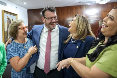 Deputadas Silva Covatti, Eliana Bayer e Adriana Lara com o chefe da Casa Civil, Artur Lemos <!-- NICAID(15994254) -->