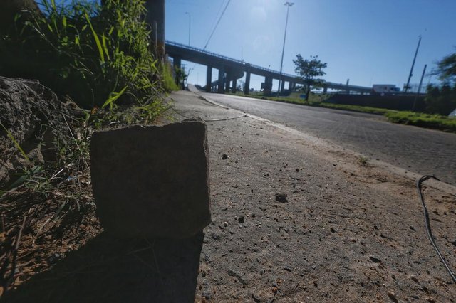 PORTO ALEGRE, RS, BRASIL,  14/06/2021- Crime: local onde mulher foi morta a pedradas. O corpo foi jogado de cima de uma das alças de acessoa da ponte do Guaiba.  Foto: Lauro Alves  / Agencia RBS<!-- NICAID(14808432) -->