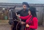 Isabelle Nogueira conhece o cavalo de Matteus Amaral durante visita ao RS