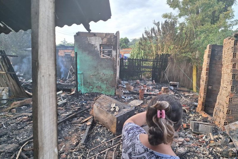 Idoso morre em incêndio dentro de casa na zona norte de Porto Alegre<!-- NICAID(15709358) -->