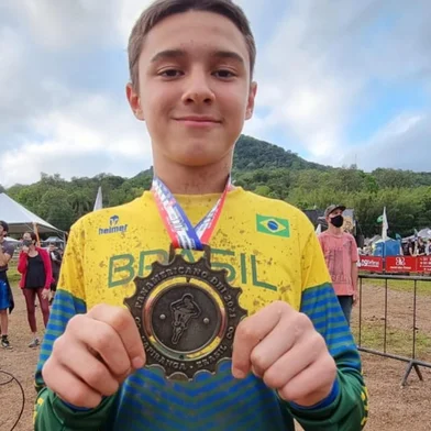 leonardo passos de 13 anos foi campeão pan-americano de downhill<!-- NICAID(14900592) -->