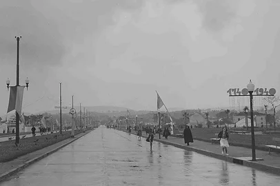 Rua decorada para o  bicentenário de Porto Alegre em 1940. Data depois revista.Provavelmente Avenida João Pessoa.<!-- NICAID(15995545) -->
