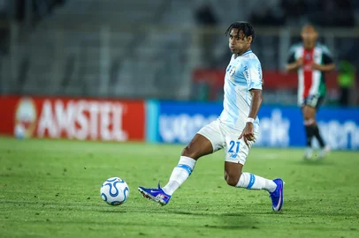 Gremio x PalestinoRS - FUTEBOL/CONMEBOL SULAMERICANA 2026 /GREMIO X PALESTINO- ESPORTES - Lance da partida entre Gremio e Palestino disputada na noite desta quarta-feira, no estÃ¡dio La Cisterna, em Santiago no Chile, valida pela Copa Sulamericana 2026. FOTO: LUCAS UEBEL/GREMIO FBPAEditoria: SPOLocal: SantiagoIndexador: Lucas UebelSecao: futebolFonte: Gremio.netFotógrafo: Gremio x Palestino<!-- NICAID(16276156) -->