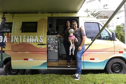 CANOAS, RS, BRASIL, 01-10-2025: Os gaúchos Vitor Santos Moraes e Daiane Couto da Silva, junto à pet Gaia, viajam de motorhome pelas Américas. Durante um ano, passaram pelo Uruguai, Argentina, Chile e Paraguai. O casal agora tem planos de passar pelos demais países rumo ao Alasca. Foto: Camila Hermes/Agencia RBS<!-- NICAID(16137132) -->