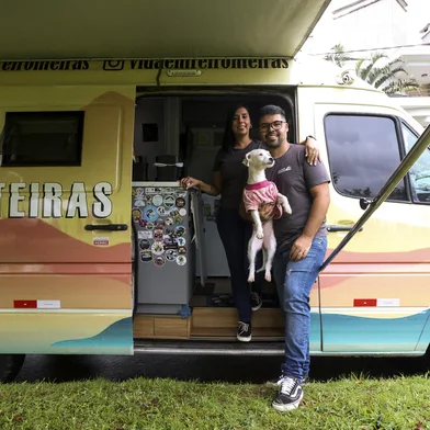 CANOAS, RS, BRASIL, 01-10-2025: Os gaúchos Vitor Santos Moraes e Daiane Couto da Silva, junto à pet Gaia, viajam de motorhome pelas Américas. Durante um ano, passaram pelo Uruguai, Argentina, Chile e Paraguai. O casal agora tem planos de passar pelos demais países rumo ao Alasca. Foto: Camila Hermes/Agencia RBS<!-- NICAID(16137132) -->