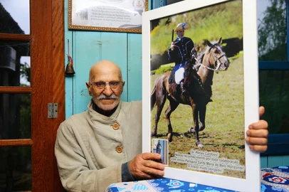 SÃO FRANCISCO DE PAULA, RS, BRASIL, 30/09/2025. O distrito de Cazuza Ferreira, em São Francisco de Paula, realiza neste sábado a Festa das Cavalhadas, após um hiato de seis anos. A tradição se iniciou em 1885 e atravessa gerações, sendo mantida através do engajamento de famílias voluntárias. Renau Cardoso, participante mais antigo, aos 86 anos. (Porthus Junior/Agência RBS)<!-- NICAID(16136886) -->