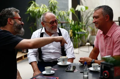 Porto Alegre, RS, Brasil, 23/01/2023 - Edegar Pretto, Pedro Ruas e Roberto Robaina se reúnem em café na Cidade Baixa para discutir eleições de 2024 - Foto: Jonathan Heckler/Agência RBS<!-- NICAID(15329065) -->