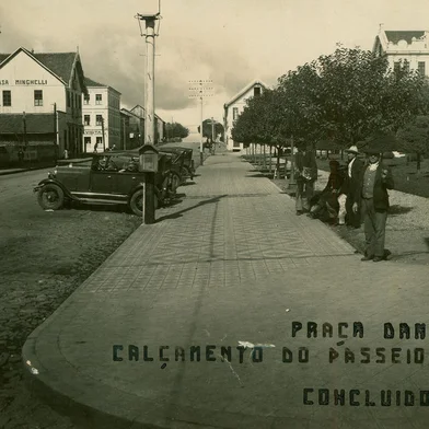 Av. Júlio de Castilhos esquina com Marquês do Herval, nos arredores da Praça Dante Alighieri. Calçamento do passeio que contorna a praça concluído durante a administração de Miguel Muratore. Caxias do Sul, 1935. Autoria: não identificada.<!-- NICAID(12249581) -->