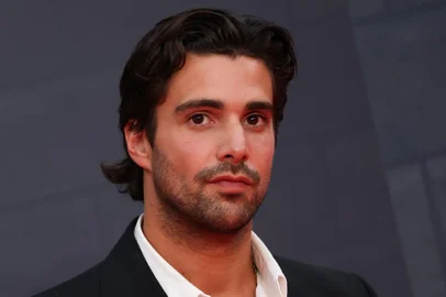English actor Fabien Frankel poses on the red carpet upon arrival to attend the HBO original drama series "House of the Dragon" premiere at Leicester Square Gardens, in London, on August 15, 2022. (Photo by HOLLIE ADAMS / AFP)Editoria: HUMLocal: LondonIndexador: HOLLIE ADAMSSecao: celebrityFonte: AFPFotógrafo: STR<!-- NICAID(15211082) -->