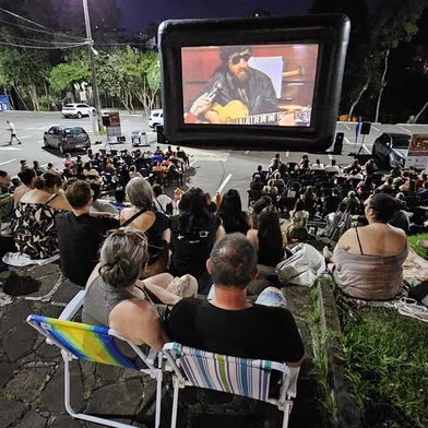 Risos, emoção e imagens do público caxiense convivendo com o cinema brasileiro marcaram a 11ª edição do Cinema de Verão. Durante duas semanas, em 20 sessões no Centro e bairros da cidade, o projeto foi visto por mais de 2.100 pessoas. Cenas do convívio da cidade com a sétima arte e da cultura promovendo encontros.O Cinema de Verão – 11ª Edição – Viva o Cinema Brasileiro é uma realização da Varsóvia Educação e Cultura, com financiamento da Lei de Incentivo à Cultura de Caxias do Sul, Apoio Cultural da Fundação Marcopolo e Randoncorp, correalização do SESC Caxias do Sul e Espaço Cultural Tem Gente Teatrando, além da parceria das Máquinas San Martin.<!-- NICAID(15972826) -->