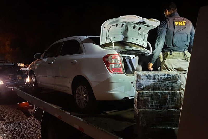 A Polícia Rodoviária Federal (PRF) apreendeu 90 quilos de maconha escondidas  dentro do porta-malas de um Cobalt, na quarta-feira (22), durante policiamento nas proximidades da BR-386, em Lajeado do Bugre, no norte do Estado. O veículo havia sido roubado em  Campo Bom no início do mês.<!-- NICAID(15383090) -->