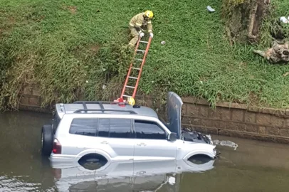 Carro cai no dilúvio na altura da Ipiranga com a Antônio de Carvalho<!-- NICAID(16126110) -->