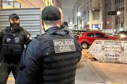 Polícia Civil / Divulgação A Polícia Civil do Estado do Rio Grande do Sul, por meio da Delegacia de Repressão aos Crimes Patrimoniais Eletrônicos (DPRCPE/DERCC), sob coordenação do Delegado de Polícia João Vitor Herédia, deflagrou operação para cumprimentos de mandados de prisão preventiva e mandados de busca e apreensão em desfavor de quatro investigados por envolvimento em esquema estruturado de estelionato mediante fraude eletrônica, falsificação de documento particular, falsa identidade e associação criminosa.<!-- NICAID(16307164) -->