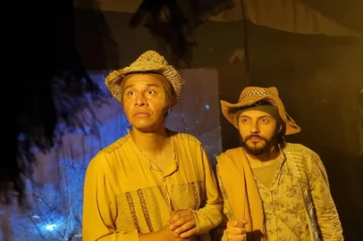 O Projeto Teatro Para Todos chega à sua 10ª edição reafirmando seu compromisso com a democratização do acesso à arte e o fortalecimento da cena teatral em Caxias do Sul. A iniciativa tem como principal objetivo aproximar a comunidade do teatro, oferecendo temporadas de espetáculos a preços populares, com ingressos no valor de R$ 30,00, com meia-entrada para estudantes, pessoas idosas e também para compras antecipadas.FOTO: espetáculo "Lendas de Enganar a Morte", do grupo Tem Gente Teatrando<!-- NICAID(16243654) -->