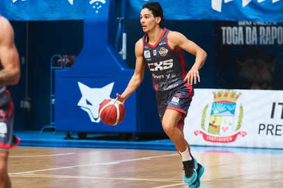 Caxias Basquete enfrenta o Fluminense pelo Torneio Abertura NBB, em Belo Horizonte.Indexador: YURI REUTERS<!-- NICAID(16382302) -->