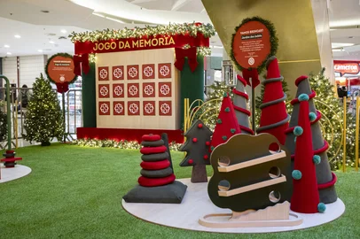 A temporada mais mágica do ano já começou no Bourbon San Pellegrino com uma proposta inédita: o shopping convida os visitantes a abrir a sua "Caixa de Memórias". O tema, que une nostalgia e experiências sensoriais, traz, além da decoração, uma completa programação cultural, que conta com atividades lúdicas, shows musicais interativos, e promoção em parceria com a Coca-Cola. O tema marca o terceiro capítulo de uma narrativa natalina que a Rede Bourbon vem construindo nos últimos anos. Em 2023, mais de 215 mil pessoas visitaram a encantadora "Vila Mágica do Papai Noel, um mundo que abriga a magia do Natal". No ano seguinte, 260 mil visitantes conheceram a "Fábrica de Brinquedos, a fonte de todos os presentes". Agora, o público "retorna" dessa jornada para abrir sua própria "Caixa de Memórias", reencontrando o espírito natalino através de lembranças afetivas e experiências compartilhadas.   <!-- NICAID(16163192) -->